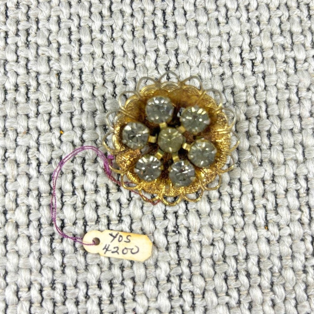 Vintage 1940s Rhinestone Flower Filigree Brooch‎ Gold Tone Floral Scalloped Pin